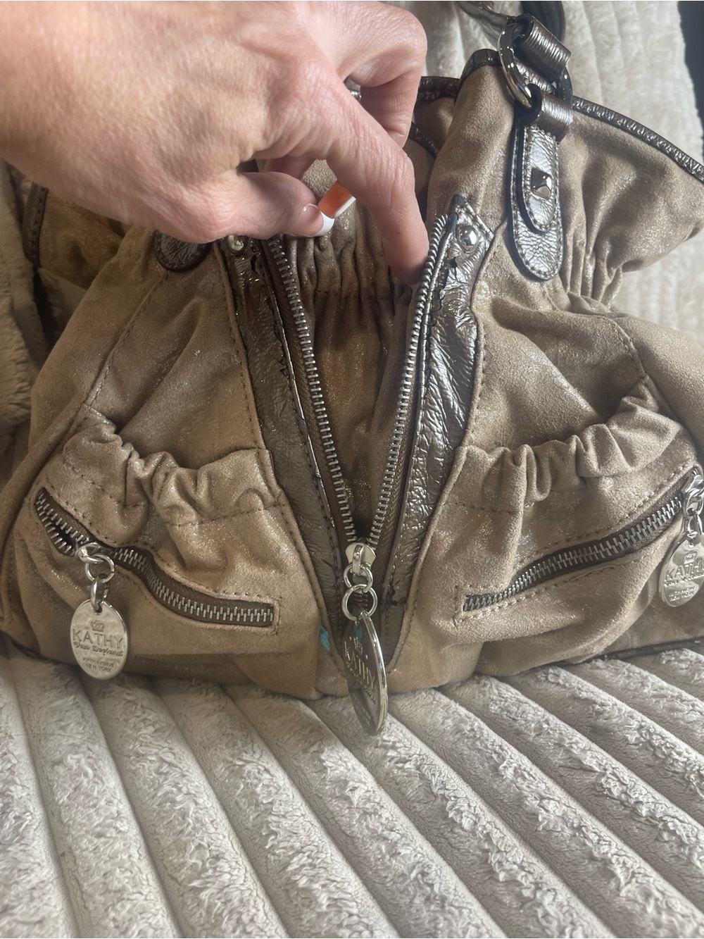 🔺️SOLD🔺️Kathy Van Zeeland Tan and Dark Brown Gathered Satchel - Picture 3 of 8